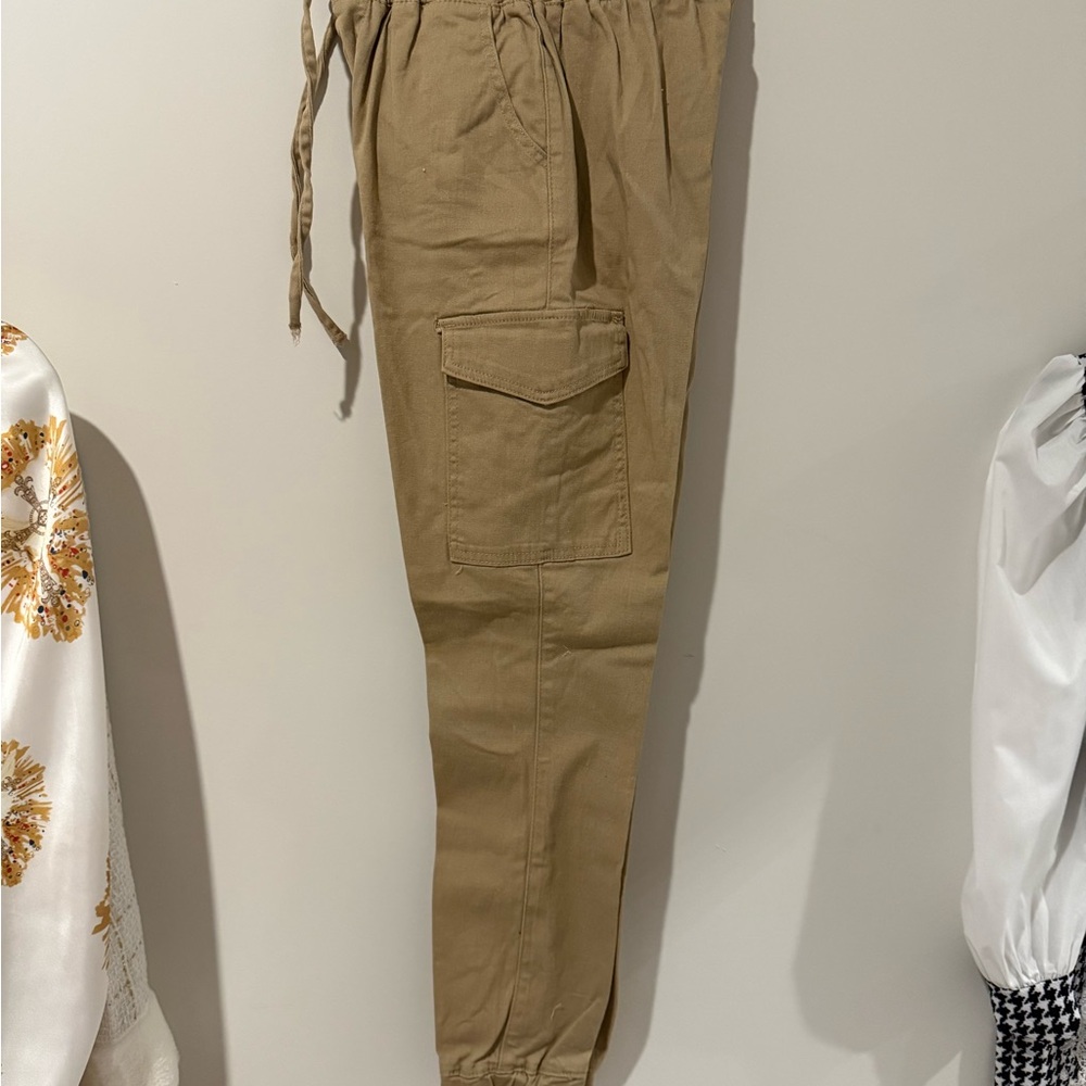 Women’s Tan Cargo Pants NWOT